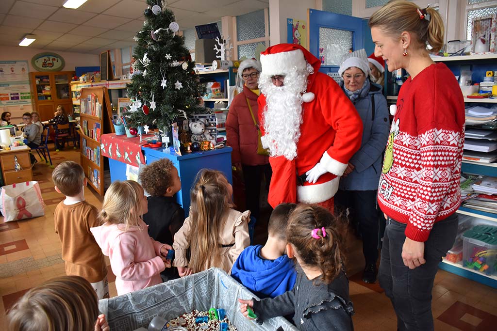 Visite-Père-Noël-Ecole-Belleforière (11)