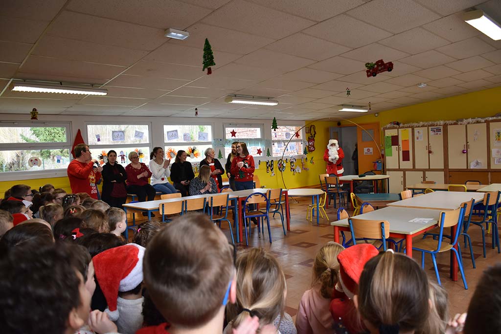 Visite-Père-Noël-Ecole-Belleforière (12)