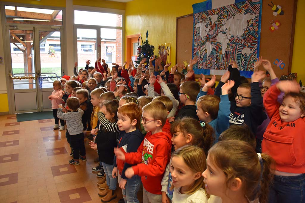 Visite-Père-Noël-Ecole-Belleforière (15)