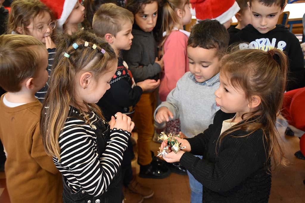 Visite-Père-Noël-Ecole-Belleforière (18)