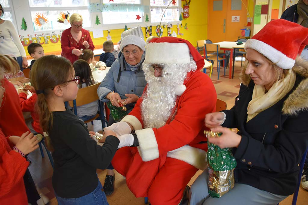 Visite-Père-Noël-Ecole-Belleforière (20)