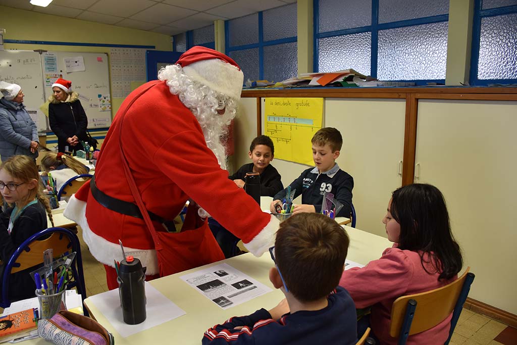 Visite-Père-Noël-Ecole-Belleforière (4)
