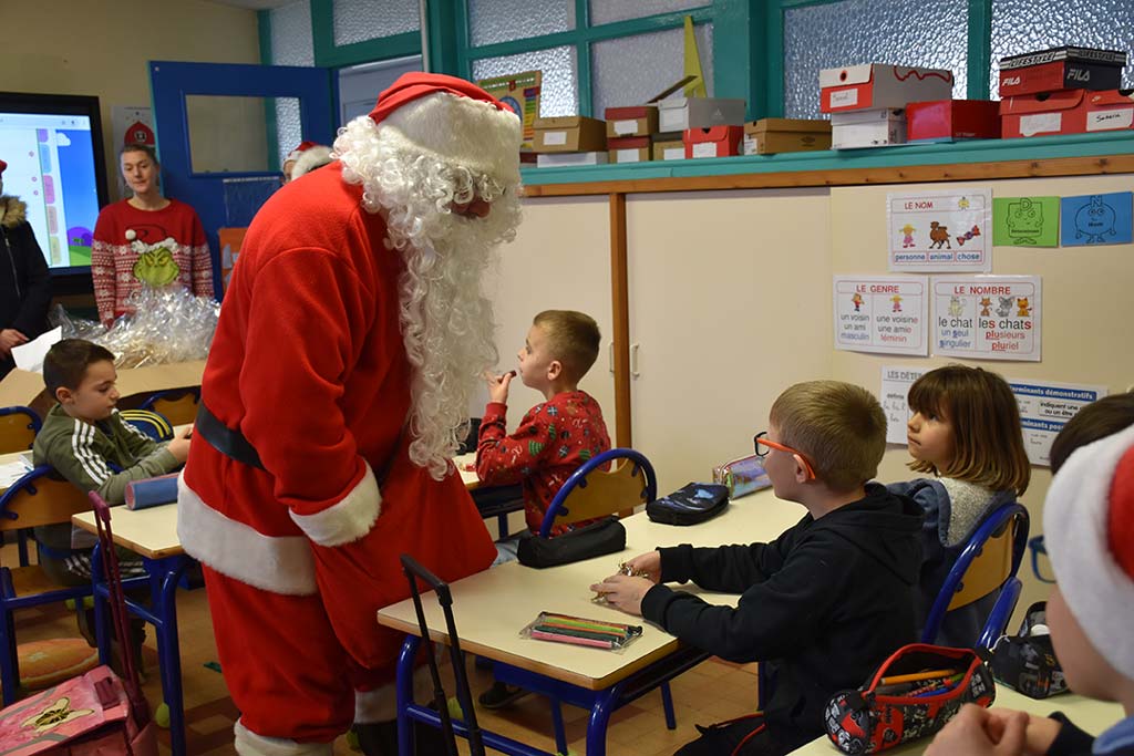 Visite-Père-Noël-Ecole-Belleforière (7)