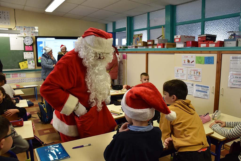 Visite-Père-Noël-Ecole-Belleforière (8)