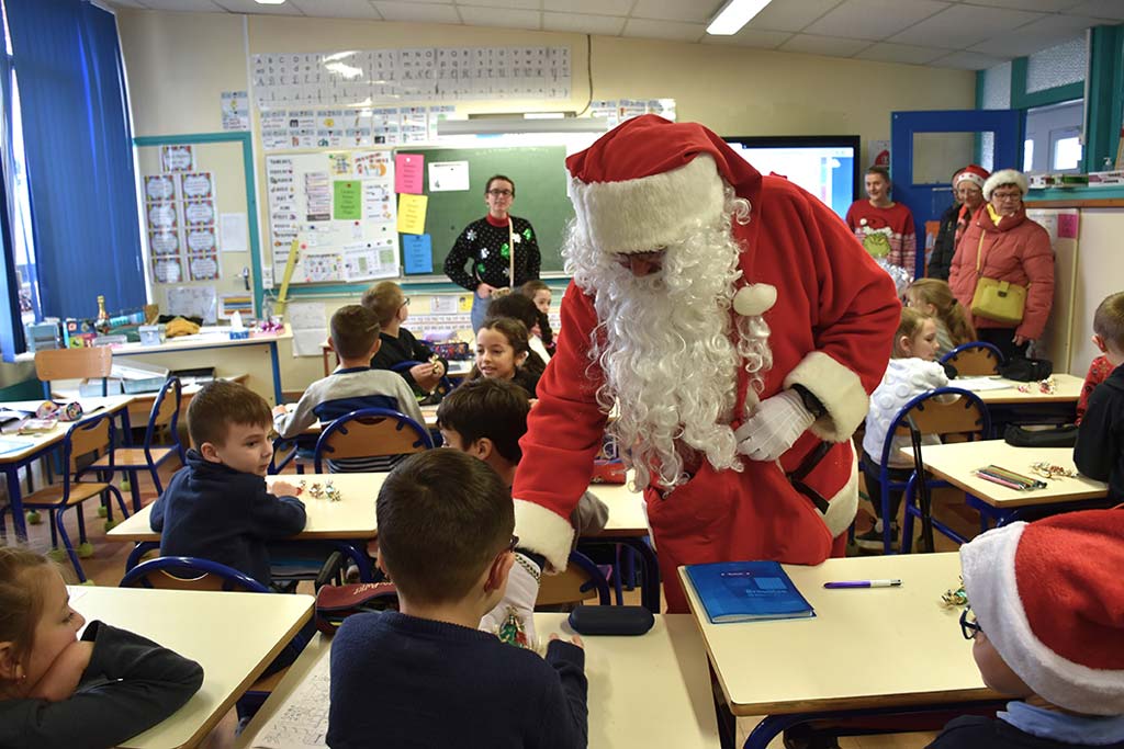 Visite-Père-Noël-Ecole-Belleforière (9)